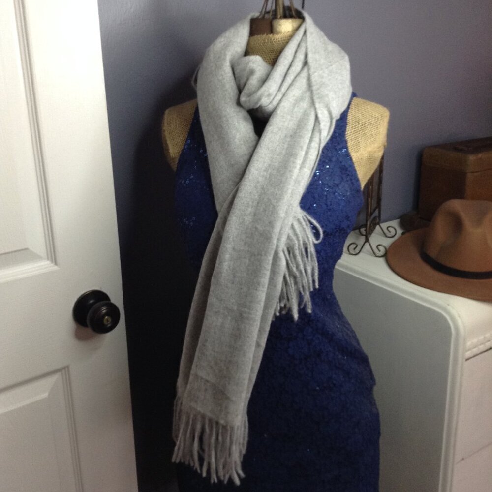 NWT Liz Claiborne Lt. Heathered Grey Scarf/Wrap, soft, Warm and cozy Collegiate